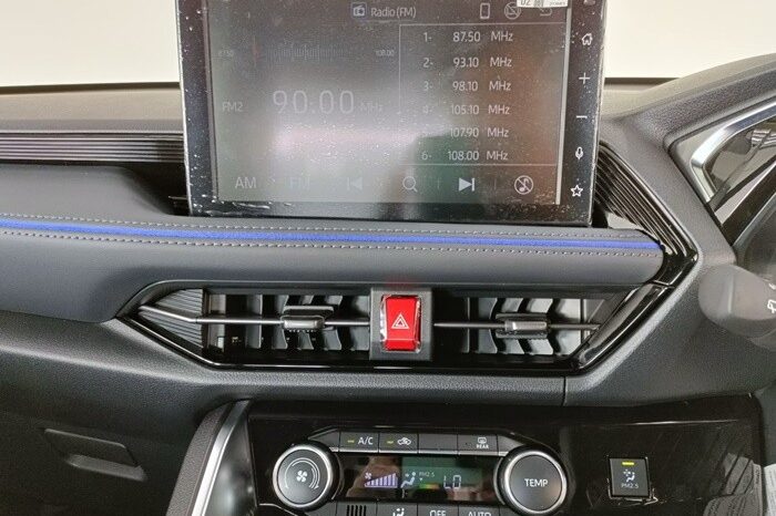 
BRAND NEW TOYOTA YARIS CROSS HEV LUXURY 2025 full									