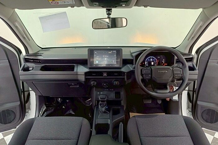 
2025 TOYOTA HILUX TRAVO DOUBLE CAB PRERUNNER 2.8 PREMIUM full									