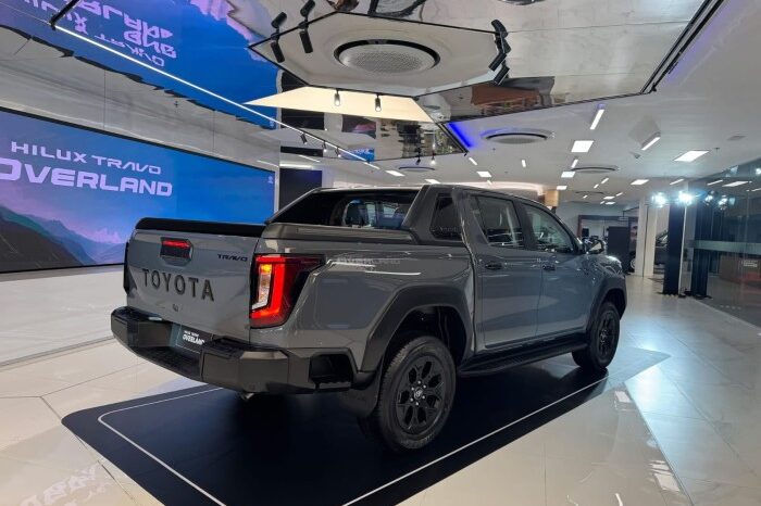 
2025 TOYOTA HILUX TRAVO OVERLAND PLUS 2.8 4WD AT Dark Gray full									