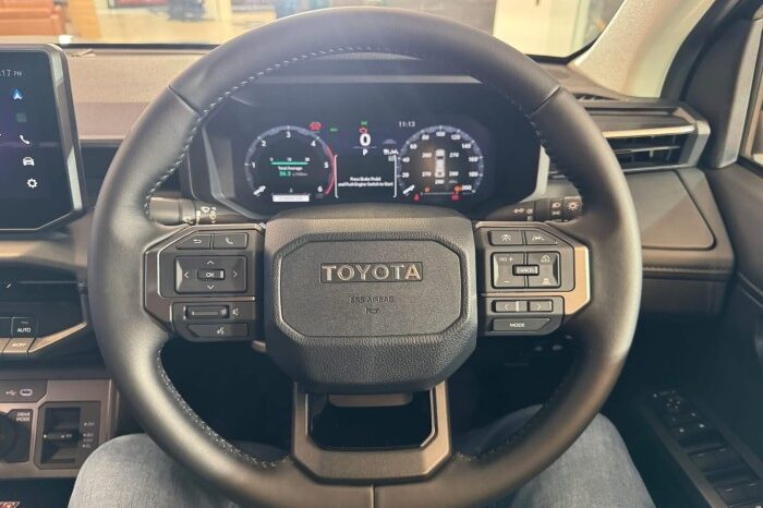 
2025 TOYOTA HILUX TRAVO OVERLAND PLUS 2.8 4WD AT Dark Gray full									