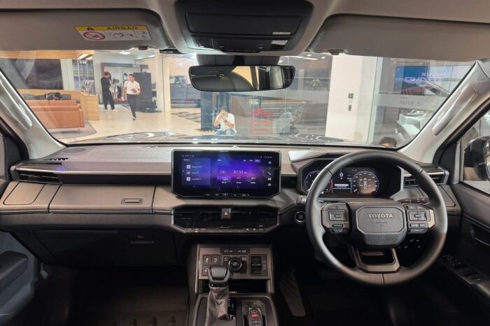 
2025 TOYOTA HILUX TRAVO OVERLAND PLUS 2.8 4WD AT Dark Gray full									