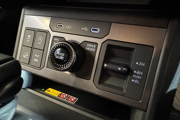 
2025 TOYOTA HILUX TRAVO OVERLAND PLUS 2.8 4WD AT Dark Gray full									