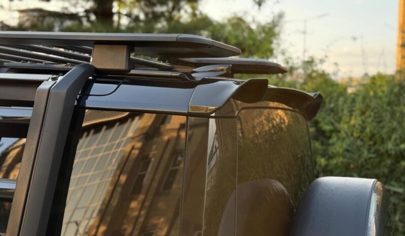 
Land Rover Defender 110 3.0 i6 MHEV SE full									