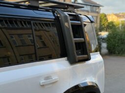 
Land Rover Defender 110 3.0 i6 MHEV SE full									