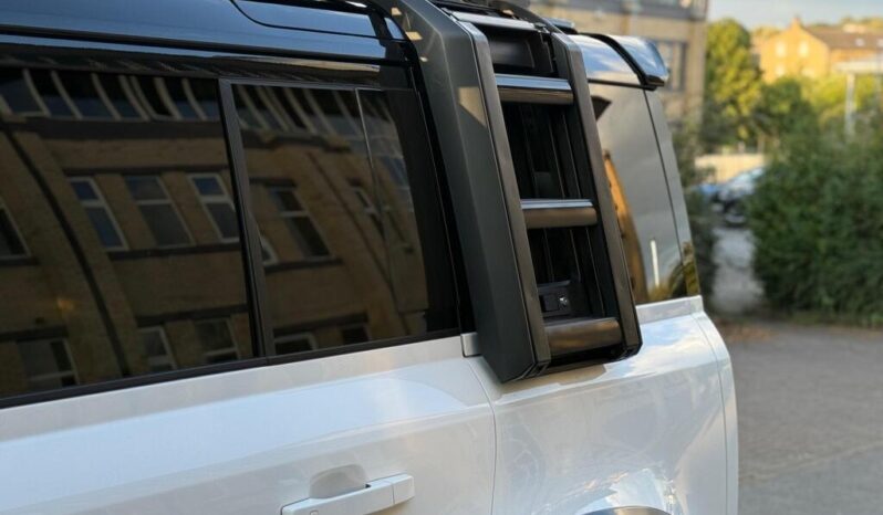 
Land Rover Defender 110 3.0 i6 MHEV SE full									