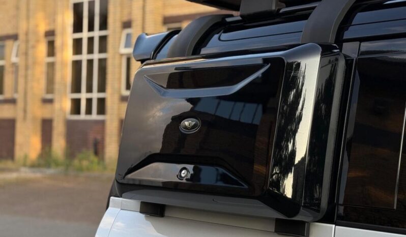 
Land Rover Defender 110 3.0 i6 MHEV SE full									