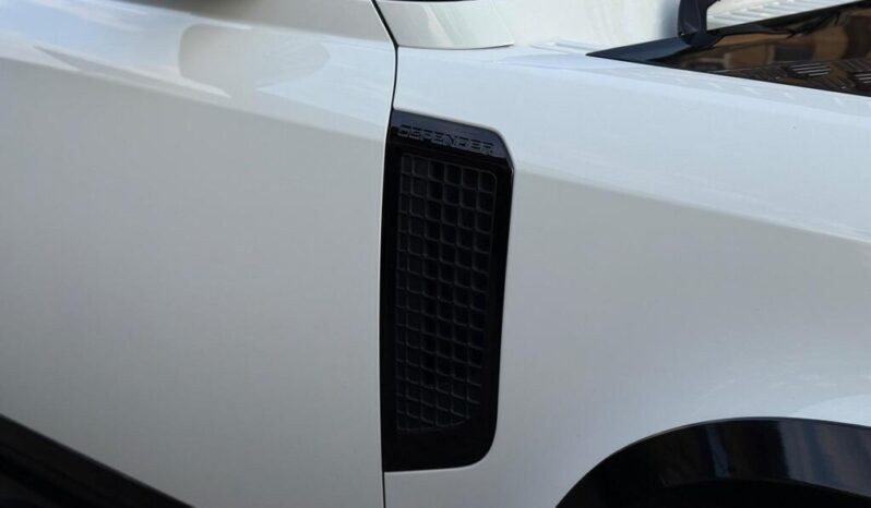 
Land Rover Defender 110 3.0 i6 MHEV SE full									