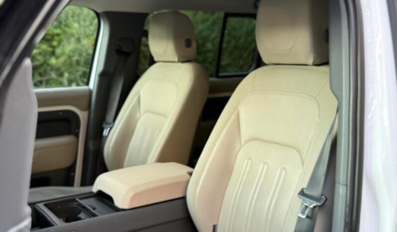 
Land Rover Defender 110 3.0 i6 MHEV SE full									