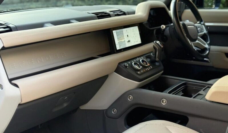 
Land Rover Defender 110 3.0 i6 MHEV SE full									