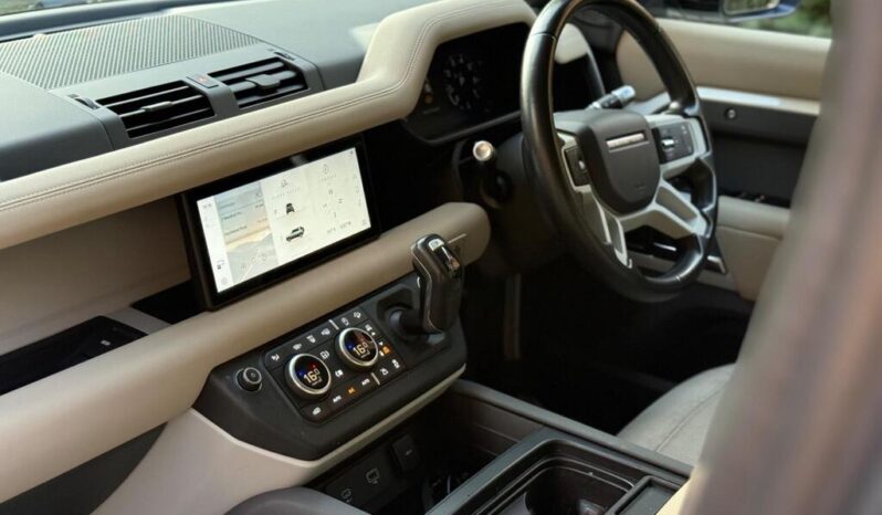 
Land Rover Defender 110 3.0 i6 MHEV SE full									