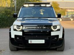 
Land Rover Defender 110 3.0 i6 MHEV SE full									