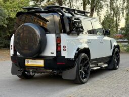 
Land Rover Defender 110 3.0 i6 MHEV SE full									