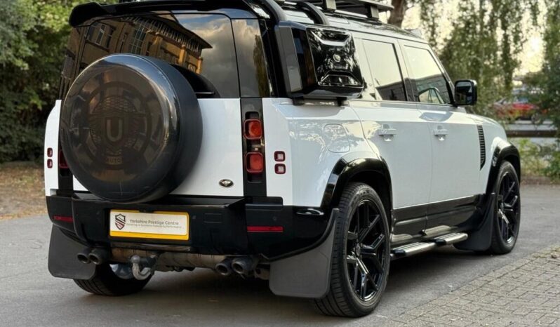 
Land Rover Defender 110 3.0 i6 MHEV SE full									