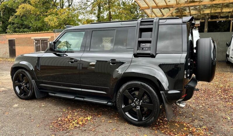 
Land Rover Defender 2022 110 P525 V8 full									