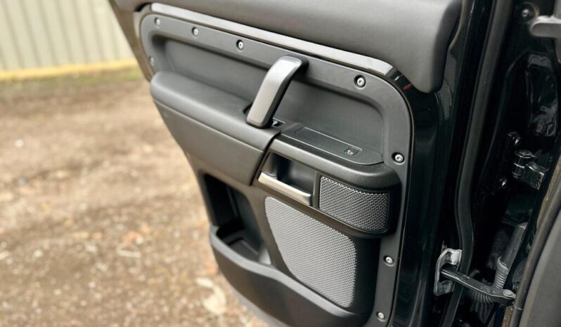 
Land Rover Defender 2022 110 P525 V8 full									