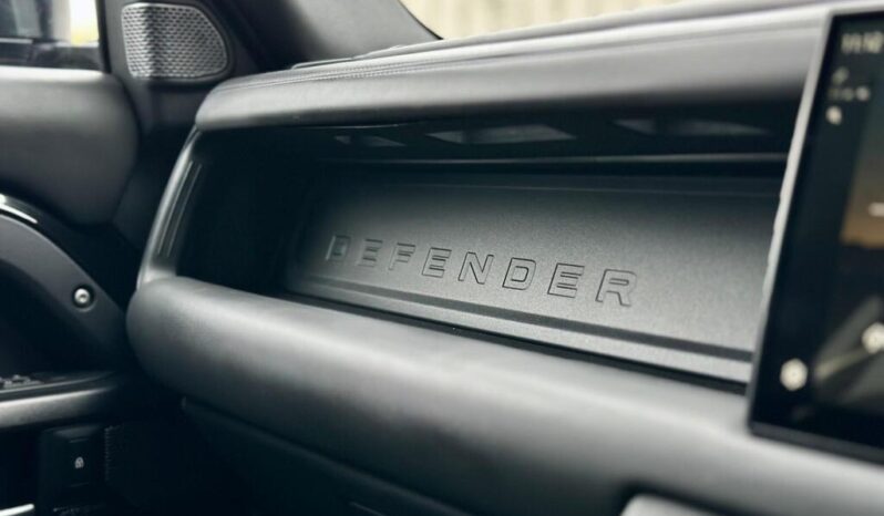 
Land Rover Defender 2022 110 P525 V8 full									