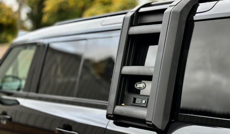 
Land Rover Defender 2022 110 P525 V8 full									