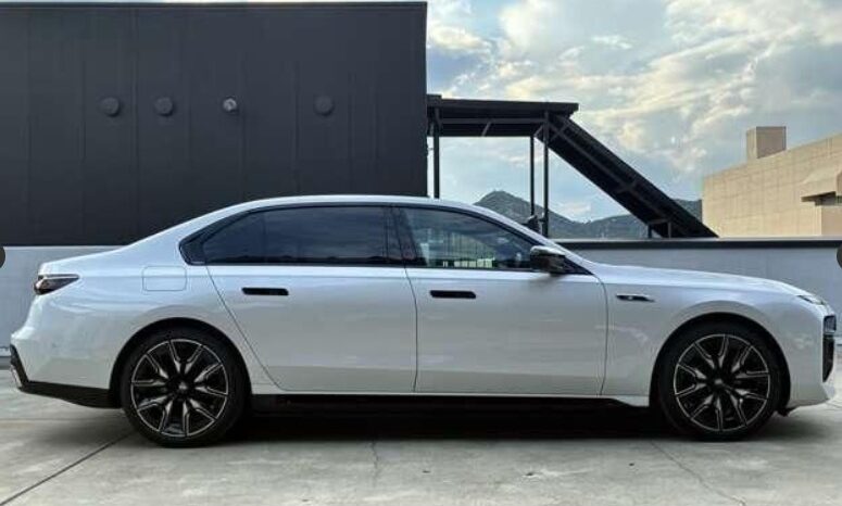 
BMW i7 M70 xDrive full									