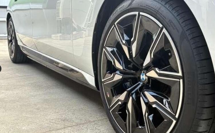 
BMW i7 M70 xDrive full									